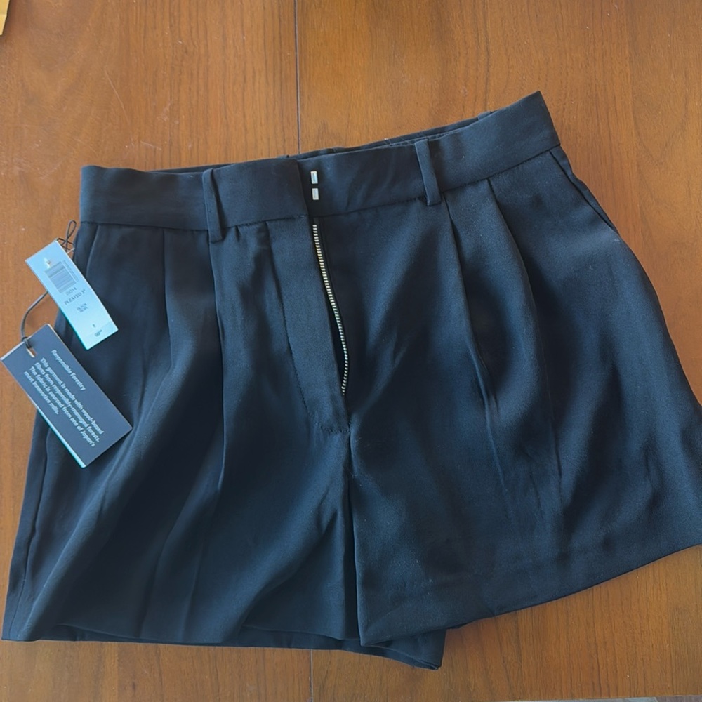 Black Babaton 3” Pleated Shorts, size 6, NWT